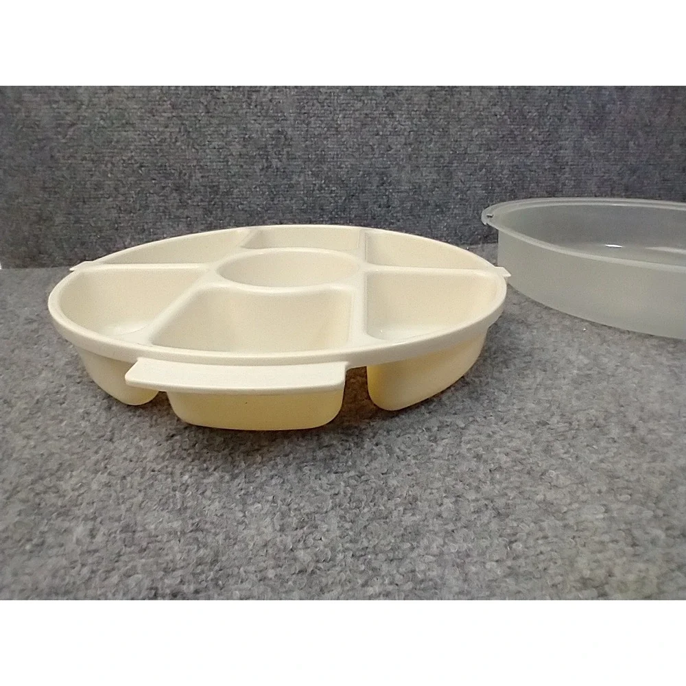 Rubbermaid Servin‎ Saver Veggie Tray Divided Appetizer Platter with Lid 0259